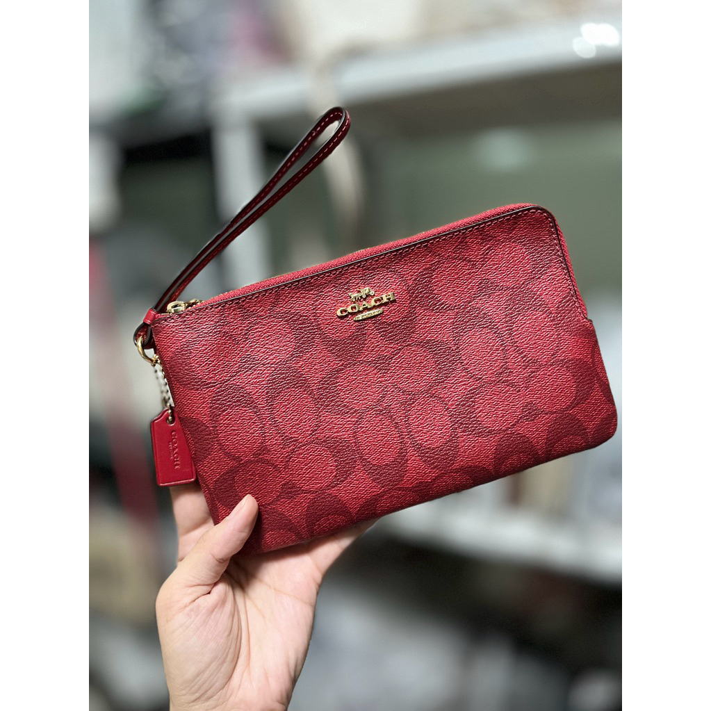 การะเป๋าคล้องมือ ไซส์ L 2ซิปค่ะ  coach ลายcสีแดง ขนาด8“