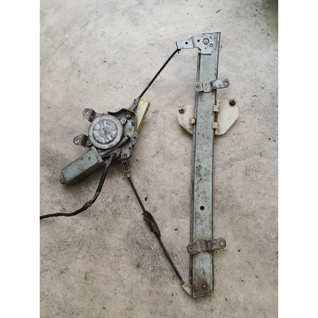 รางยกกระจกไฟฟ้า หน้าขวา อีคา FR MITSUBISHI LANCER E CAR