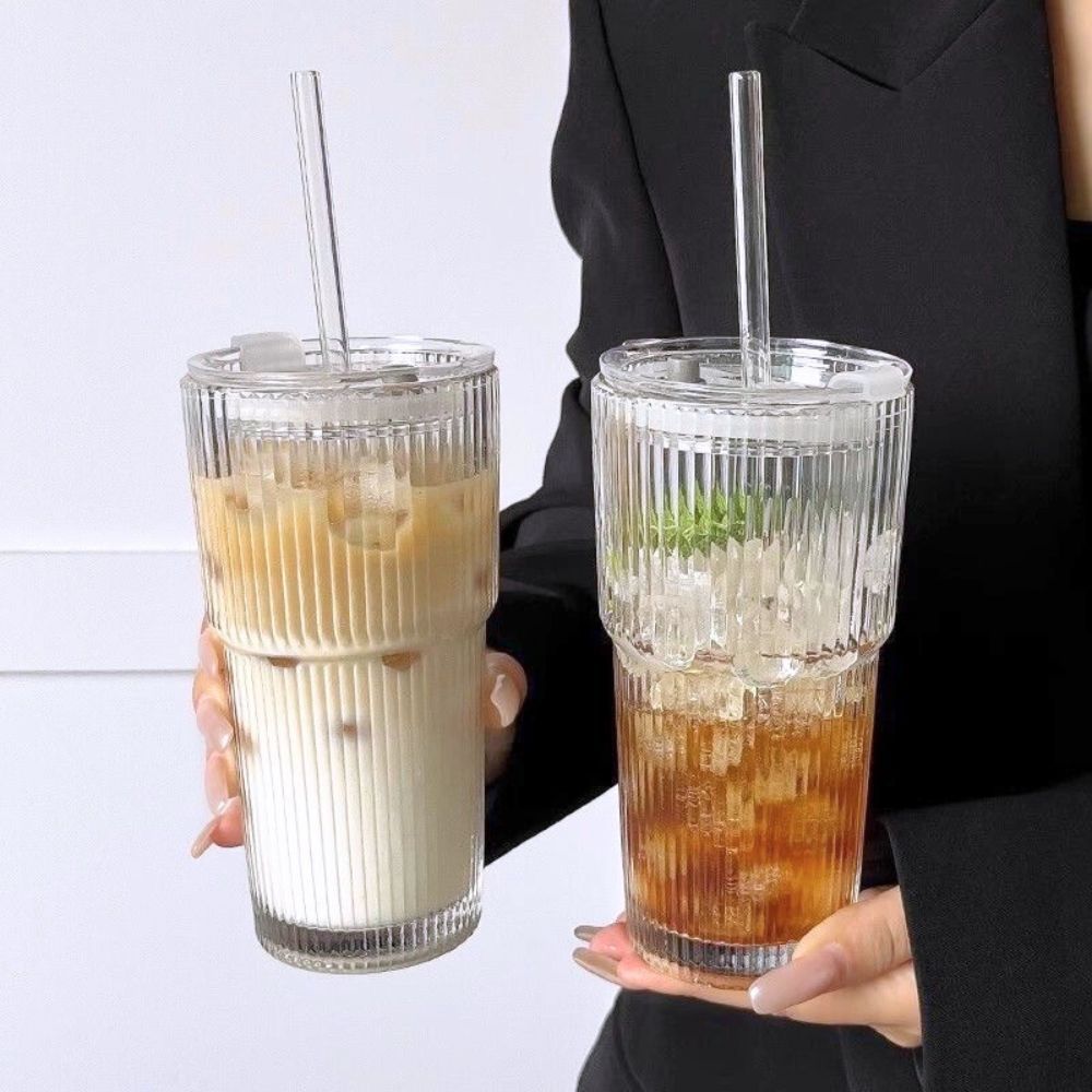 แก้วสีใส แก้วคาเฟ่ สไตลเกาหลีเกาใจ แบบลายทาง 500 ml. ทรงสูง เนื้อหนา มีฝาและจุกปิดกันหก แถมหลอดแก้วในตัว ส่งจากไทย!!!
