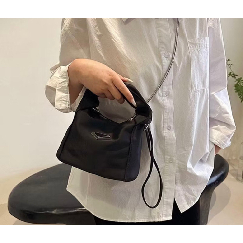 TT31🔥PASSARAกระเป๋าถือ กระเป๋าสะพายไหล่ทรงสามเหลี่ยม แต่งจับจีบ สีดํา สไตล์เกาหลี หรูหรา แฟชั่นสําหร