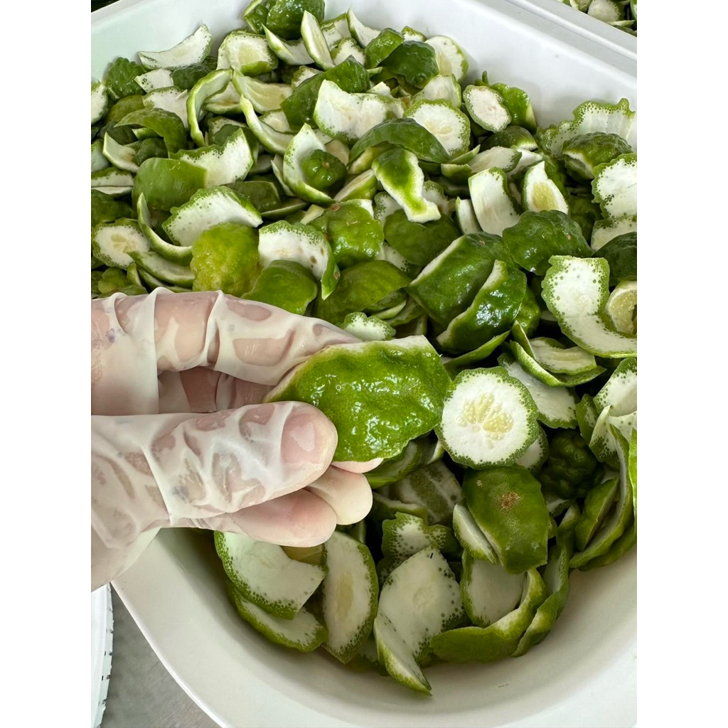 ครีมหมักสมุนไพรสด 2 แกลอน ขนาด 1,000ml. บำรุงหนังศีรษะ บำรุงราก ช่วยให้ผมเกิดใหม่ เร่งงอก ช่วยดก ช่วยหนา ลดมัน ลดรังแค - รูปที่ 3