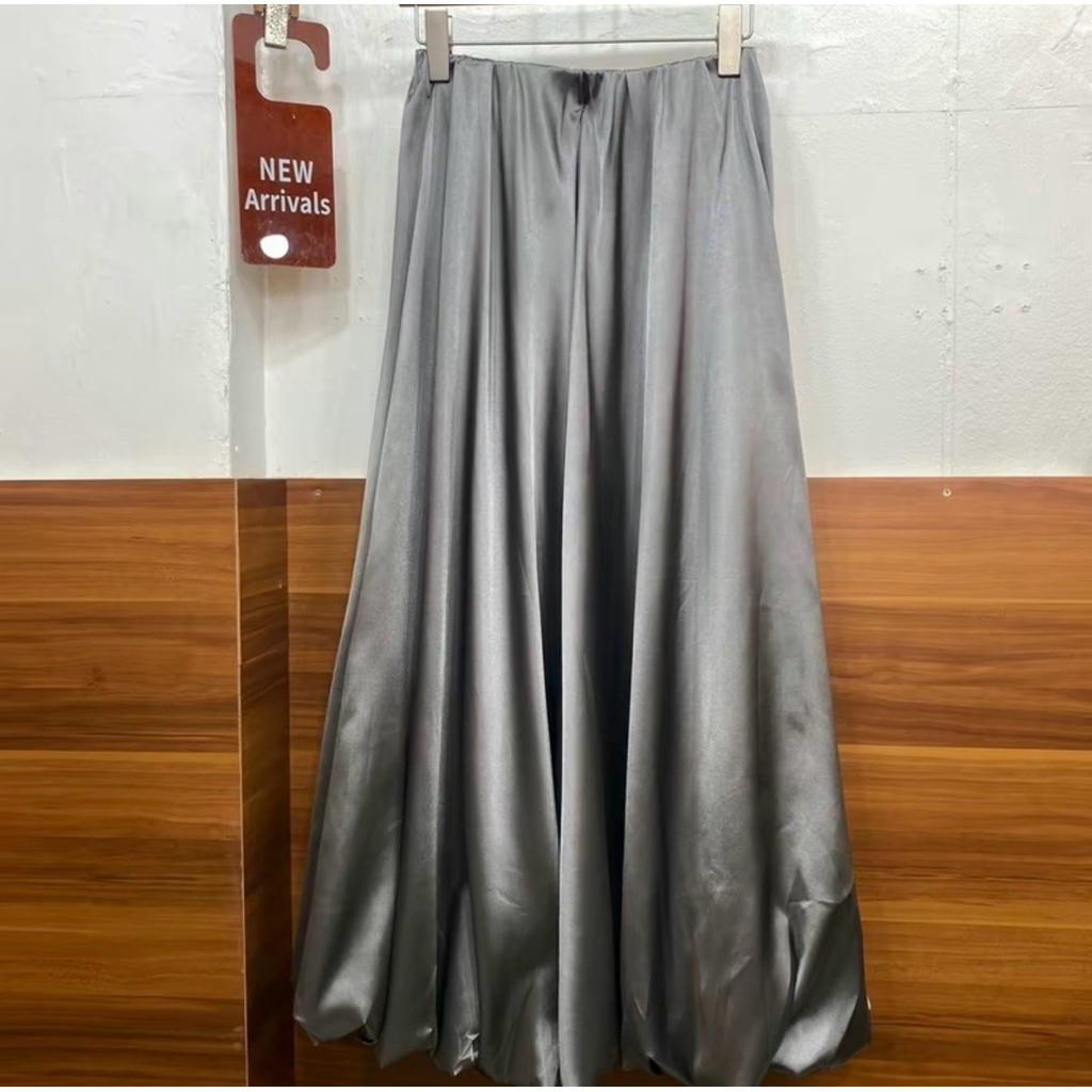 ส่งต่อกระโปรงบอลลูนผ้า Glossy Satin StudioX2