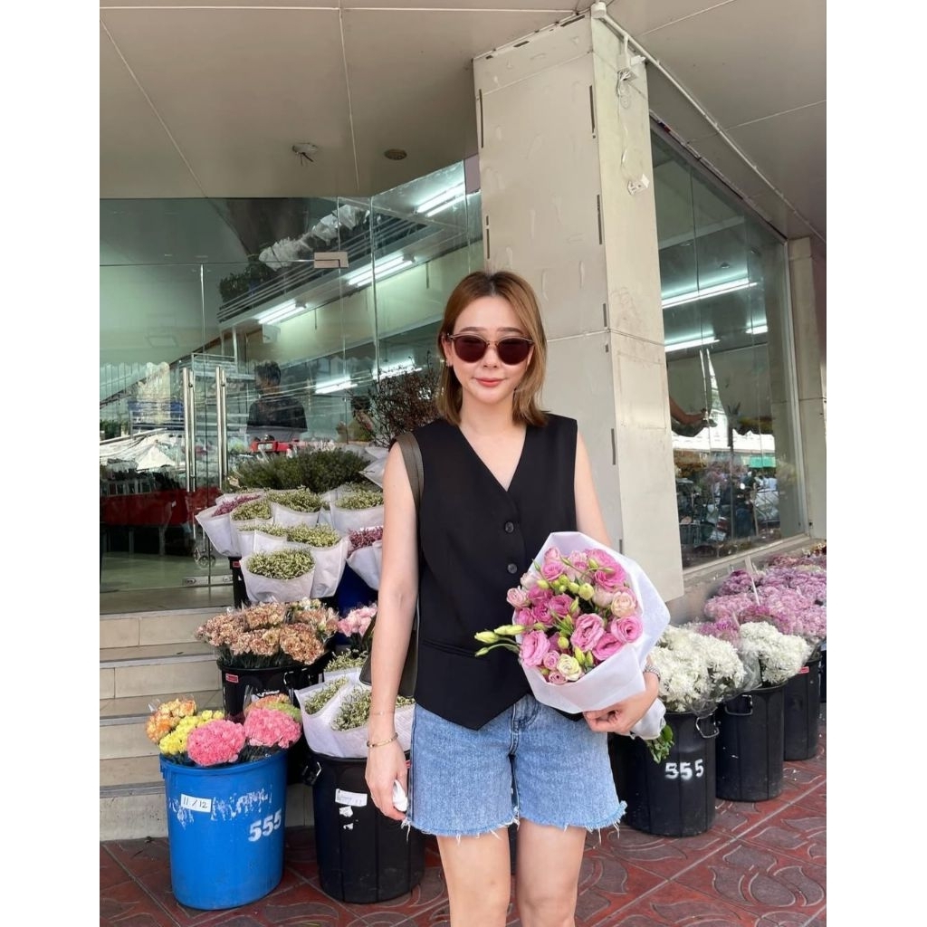 เสื้อกั๊กสีดำรุ่น Hope Menar กับกางเกงยีนส์ Bike Short Menar ของแบรนด์ menarstudio_ ราคาในช็อปขาย 1,