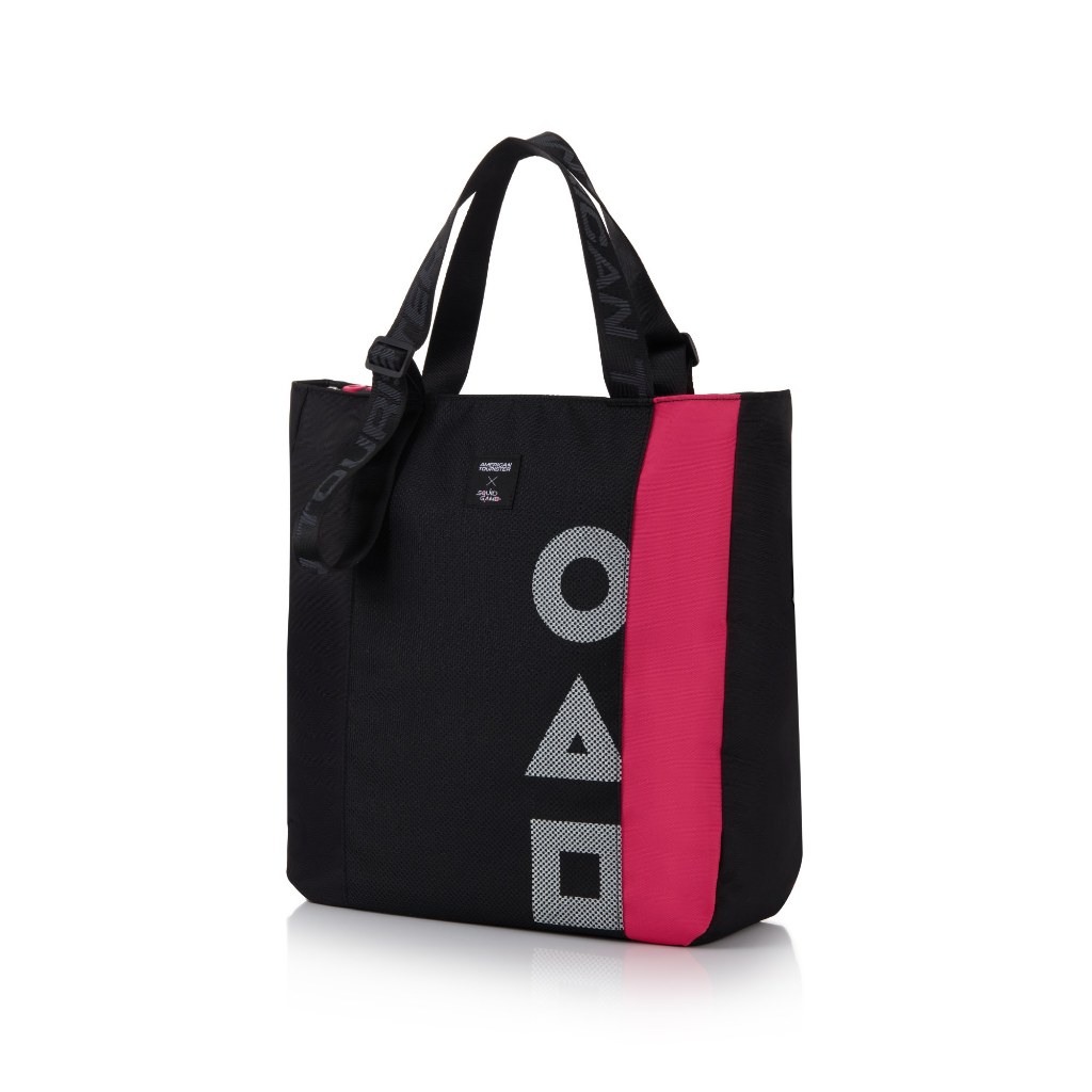 AMERICAN TOURISTER กระเป๋าถือ ทรงโท้ท  รุ่น AT X SQUID GAME Tote Bag