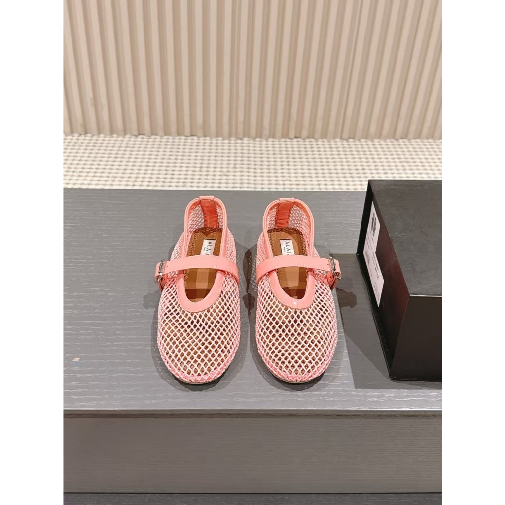 หนังวัว Alaia รอบหัวกลมแบนลำลองรองเท้าเดี่ยวสำหรับผู้หญิงสีชมพู