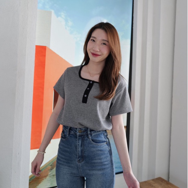 ส่งต่อ ❤️ ร้านฝาแฝด Ranfafaet kloset เสื้อสีเทา ขอบดำ ผ้านิ่มดีมาก อก 35 ยืดได้
