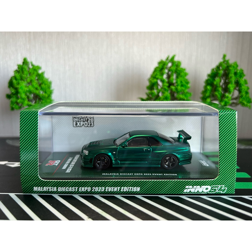 Inno64 Nissan Skyline R34 (Green Carbon) chase car