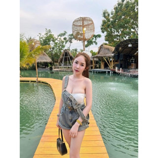 #5667 ชุดเอี้ยมยีนส์ขาสั้น แต่งกระเป๋าหน้า มีกระดุมหน้า ปลาย…