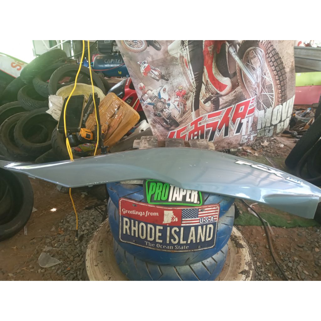 อะไหล่มอไซมือสองมือ2ฝาข้างหลังฝั่งซ้ยpcxแท้มือ2สีออกเทาแลมโบปะกายฟ้า