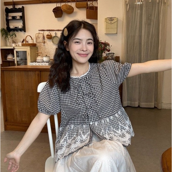 LUNA~ตาหมากรุก คอกลม ลูกไม้ ประกบ โบว์ แขนสั้น เสื้อเชิ้ต