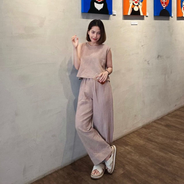 Set เสื้อแขนกุดคอกลมถักหลังกับกางเกงขายาว เอวสม็อก ผ้ารังผึ้งเนื้อนิ่มๆ