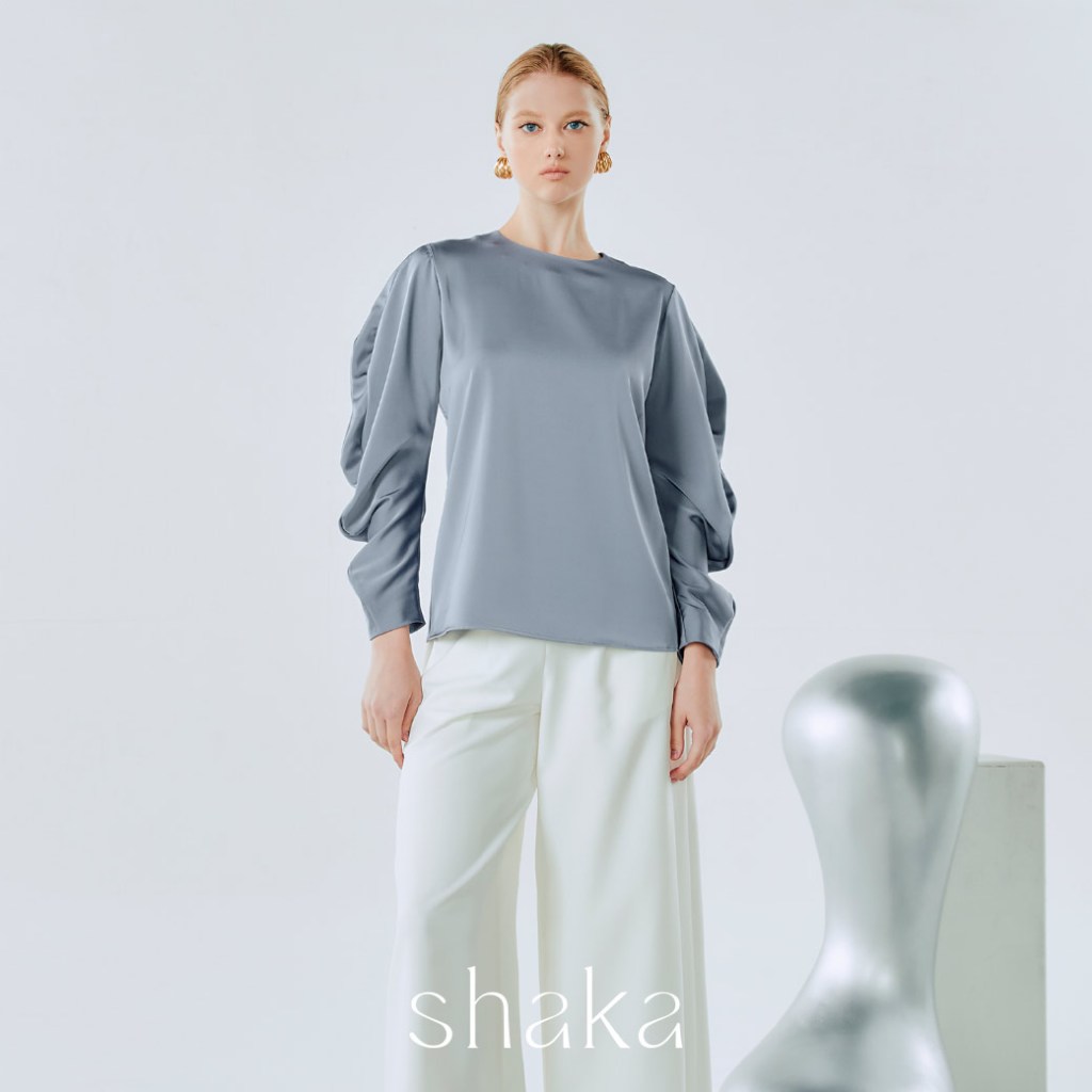 Shaka AW24 Melt Sleeve Satin Blouse เสื้อแขนยาว แขนแพทเทิร์น melt มีวอลลุ่ม (BLUE) BL-8241005 — صورة 5