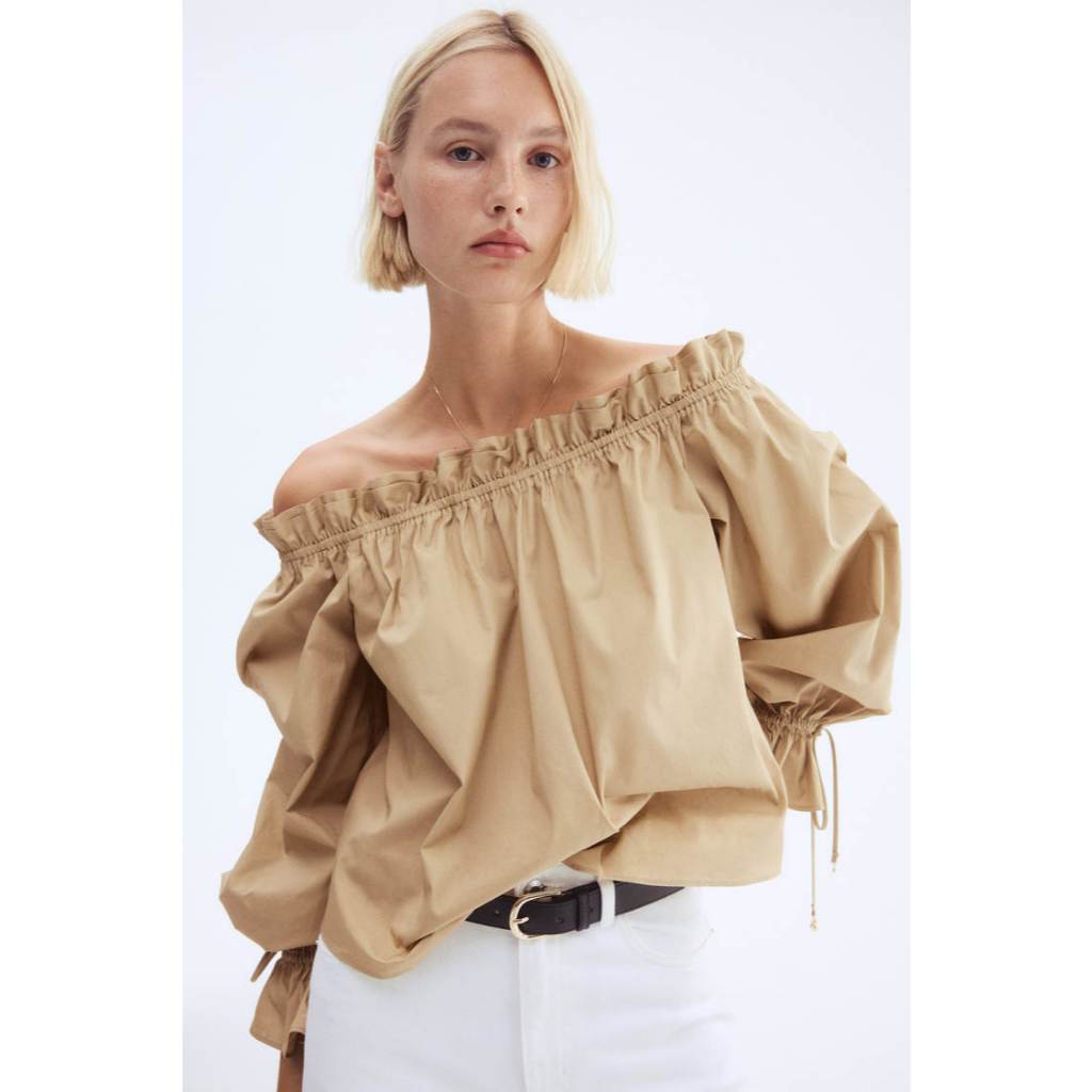 H&M(เอชแอนด์เอ็ม) เสื้อเบลาส์ป็อปลินแบบเปิดไหล่ ผู้หญิง 1299730