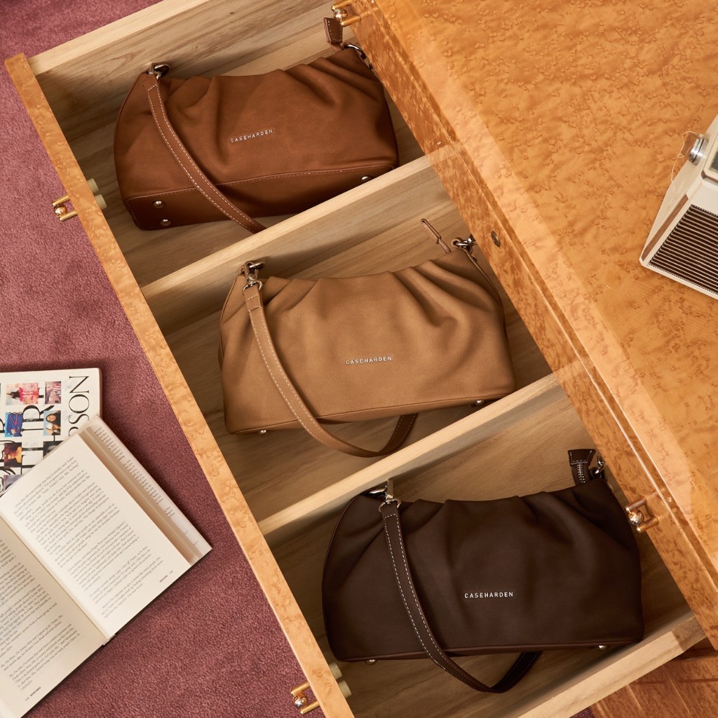 (ใส่โค้ด:30WOW200ลด200.-) Dumpling Bag [Suede Collection] กระเป๋าสะพายทรงพอช หนังกลับ สาย 2 สาย - รูปที่ 2