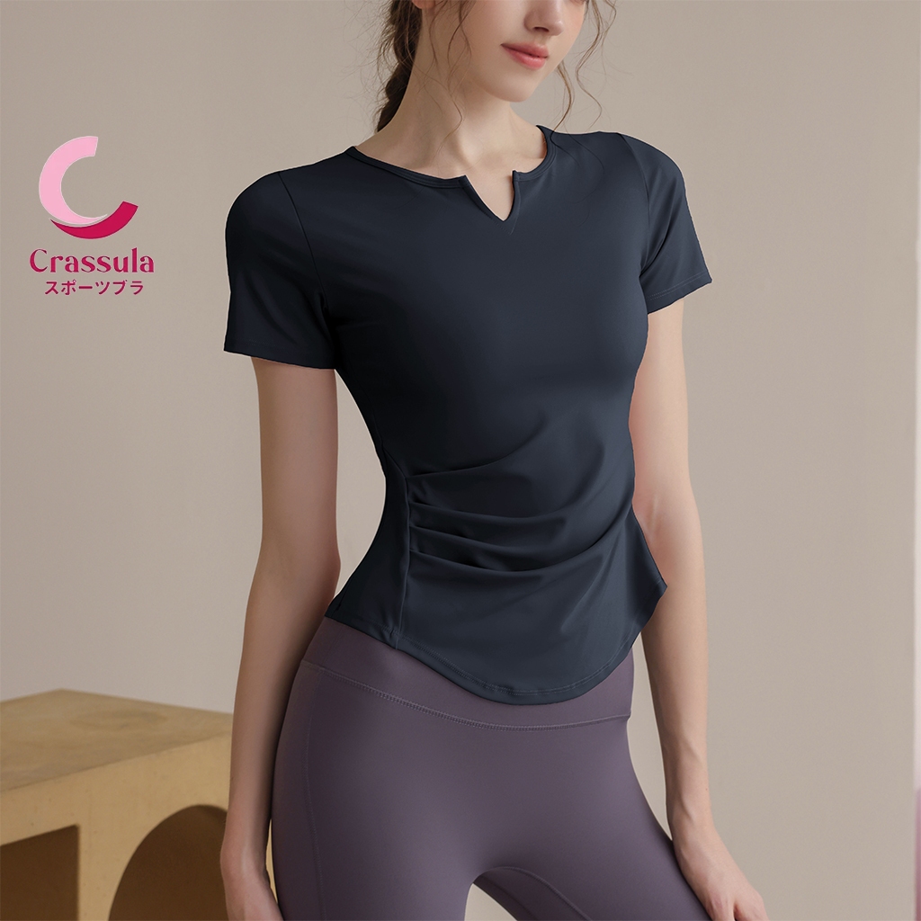 Crassula แท้ เสื้อออกกำลังกาย แขนสั้น คอหวีหัวใจ จับจีบช่วงเอว ชายเสื้อโค้ง พรางหุ่น