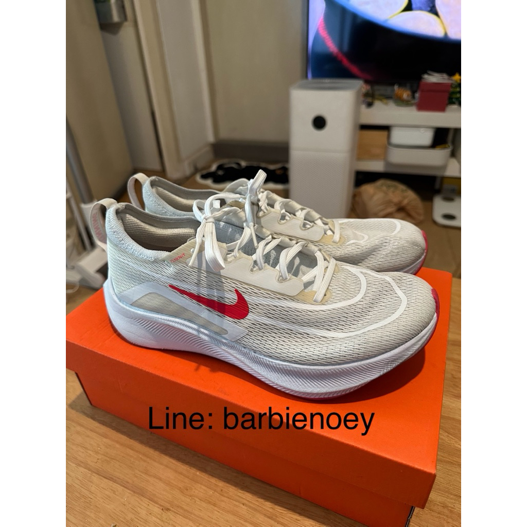 Nike Zoomfly 4 รองเท้าวิ่ง สีขาวแดง มือสอง