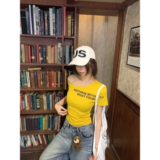 เสื้อยืดแขนสั้นผู้หญิงพิมพ์ลายตัวอักษร เปิดไหล่คอเอียง เข้ารูปใส่แล้วดูผอม ดีไซน์เก๋ไม่ซ้ำใคร สวยโดดเด่น