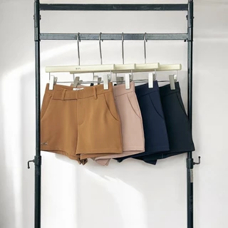 Atipashop - AERIS SHORT กางเกงขาสั้น เอวกลาง สีพื้น ดีเทล อะไหล่โลโก้เหล็ก
