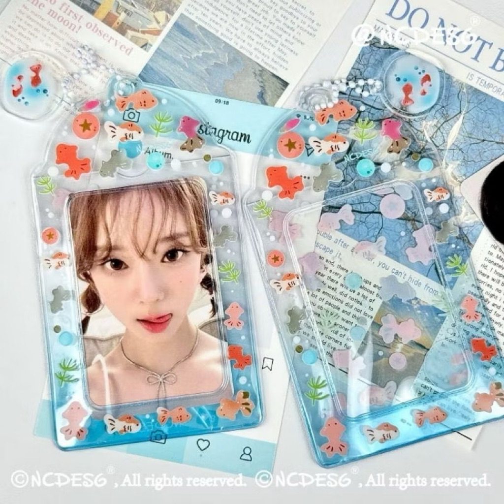 🪸🩵พร้อมส่ง!เฟรมใส่การ์ด ลายปลาทอง แถมฟรี!พร้อมจี้ห้อย ขนาด3นิ้ว สไตล์ญี่ปุ่น