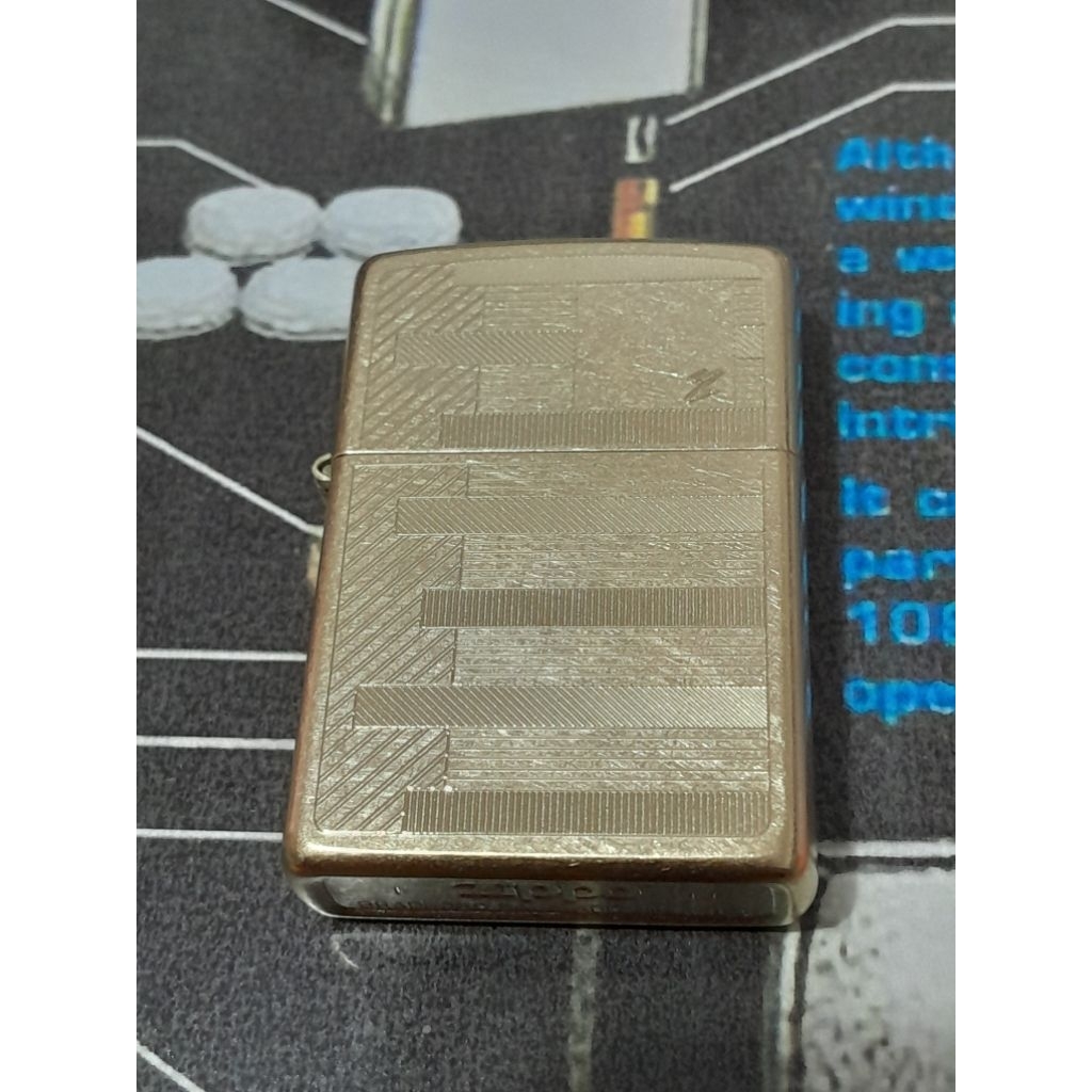 อะไหล่ถังนอก zippo สีทองผิวทองเหลืองลายแบบเลเซอร์ผลิตปี 2014 ขนาดมาตรฐาน ของใหม่ไม่ผ่านการใช้งานรับป