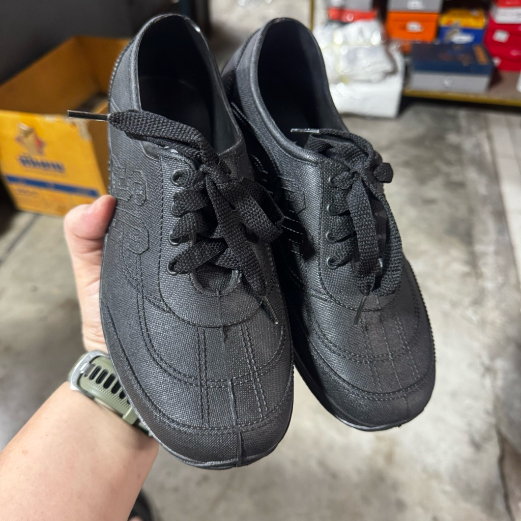 สตั๊ดดอย ยี่ห้อ Moki ยางนิ่มมาก ไม่กัดเท่าที่ควร แนะนำให้ใส่ถุงเท้าแยกนิ้ว หนาๆ หน่อย