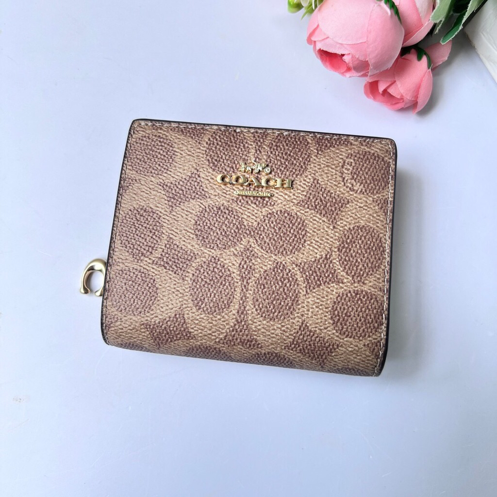 (สด-ผ่อน)กระเป๋าสตางค์ใบสั้นของเเท้100% CW789Snap Wallet In Signature