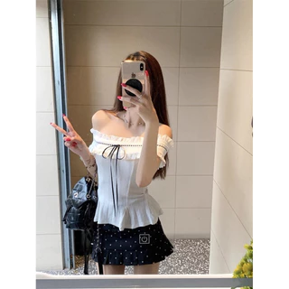 STR พร้อมส่ง🎀เสื้อปาดไหล่ แต่งลูกไม้สีขาว ผูกโบว์น่ารัก เสื้อครอปทรงรัดรูป เปิดไหล่แบบละบาย สาวฮอต เซ็กซี่แฟชั่นผู้หญิง