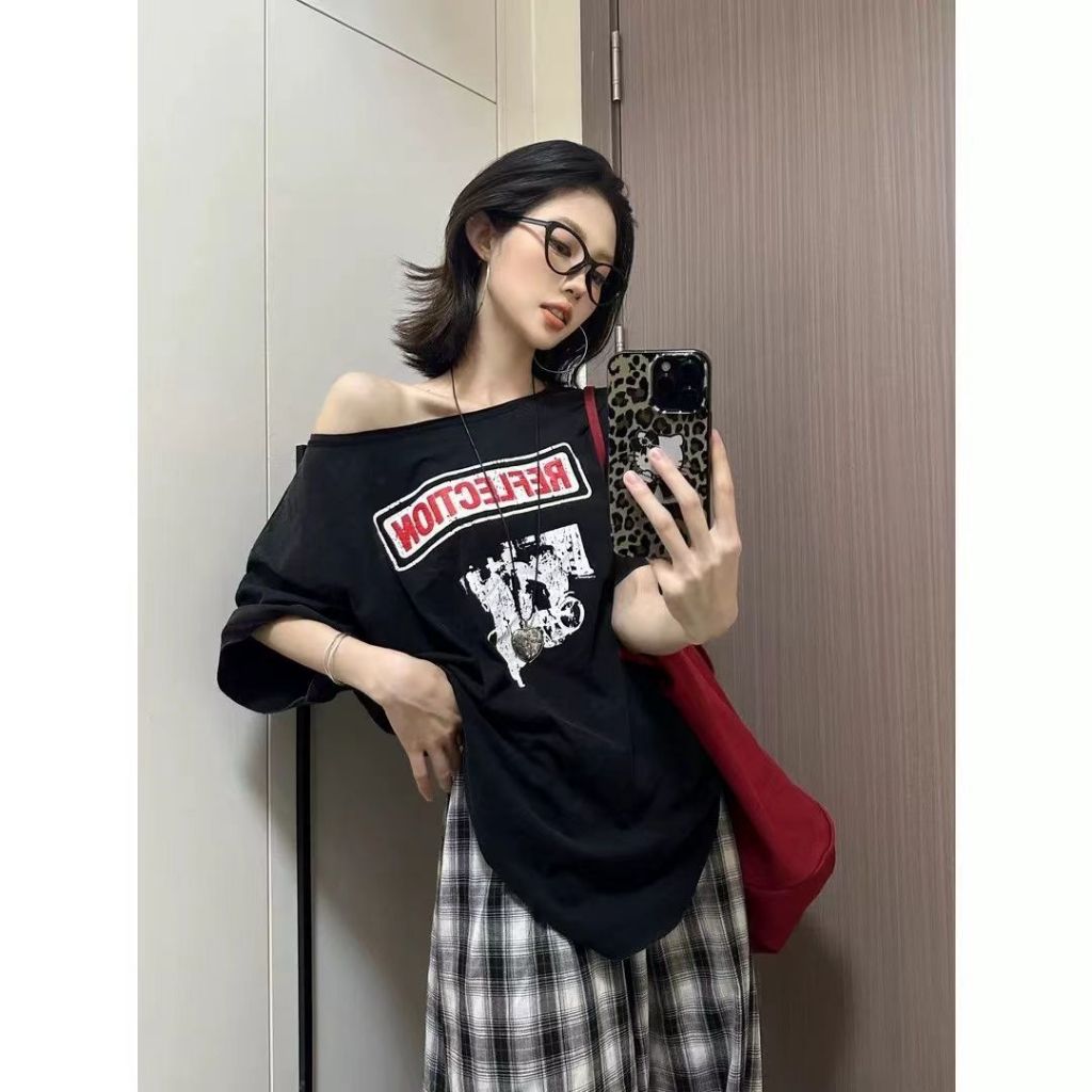 เสื้อยืดผู้หญิง ปาดไหล่แฟชั่นเซ็กซี่ เสื้อยืดสวยๆผู้หญิงที่กําลังฮิต เหมาะสำหรับสาวอวบใส่ได้ เสื้อโอเวอร์ไซส์วินเทจ XXL – โปรปัง