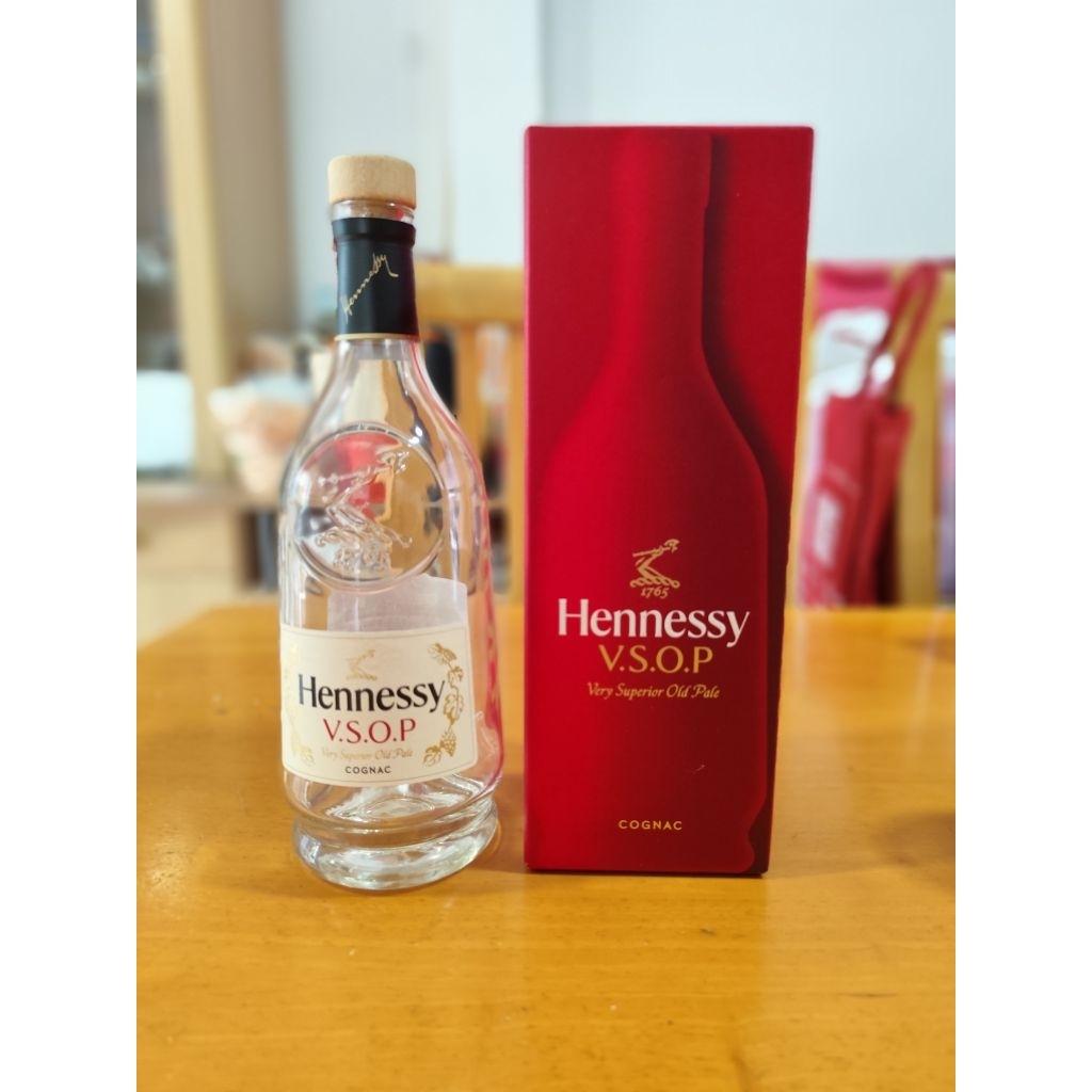 ชุดขวดเปล่า Hennessy VSOP ( ขนาดลิตร ) สภาพ สวย ใหม่ สำหรับนักสะสม หรือ ตั้งโชว์