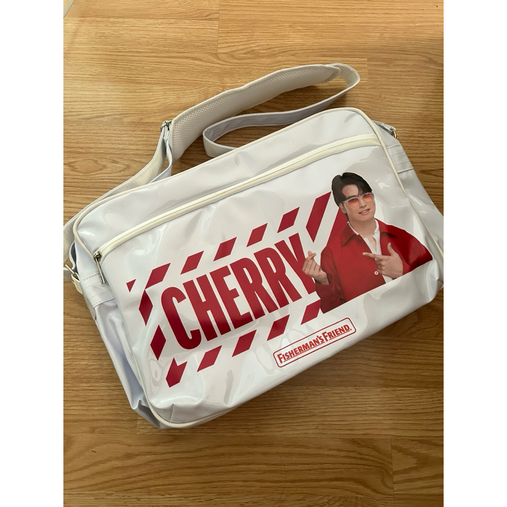 กระเป๋าสะพายข้าง พรีเมียมลายนนท์ ธนนท์ Fisherman’s friend สีขาว