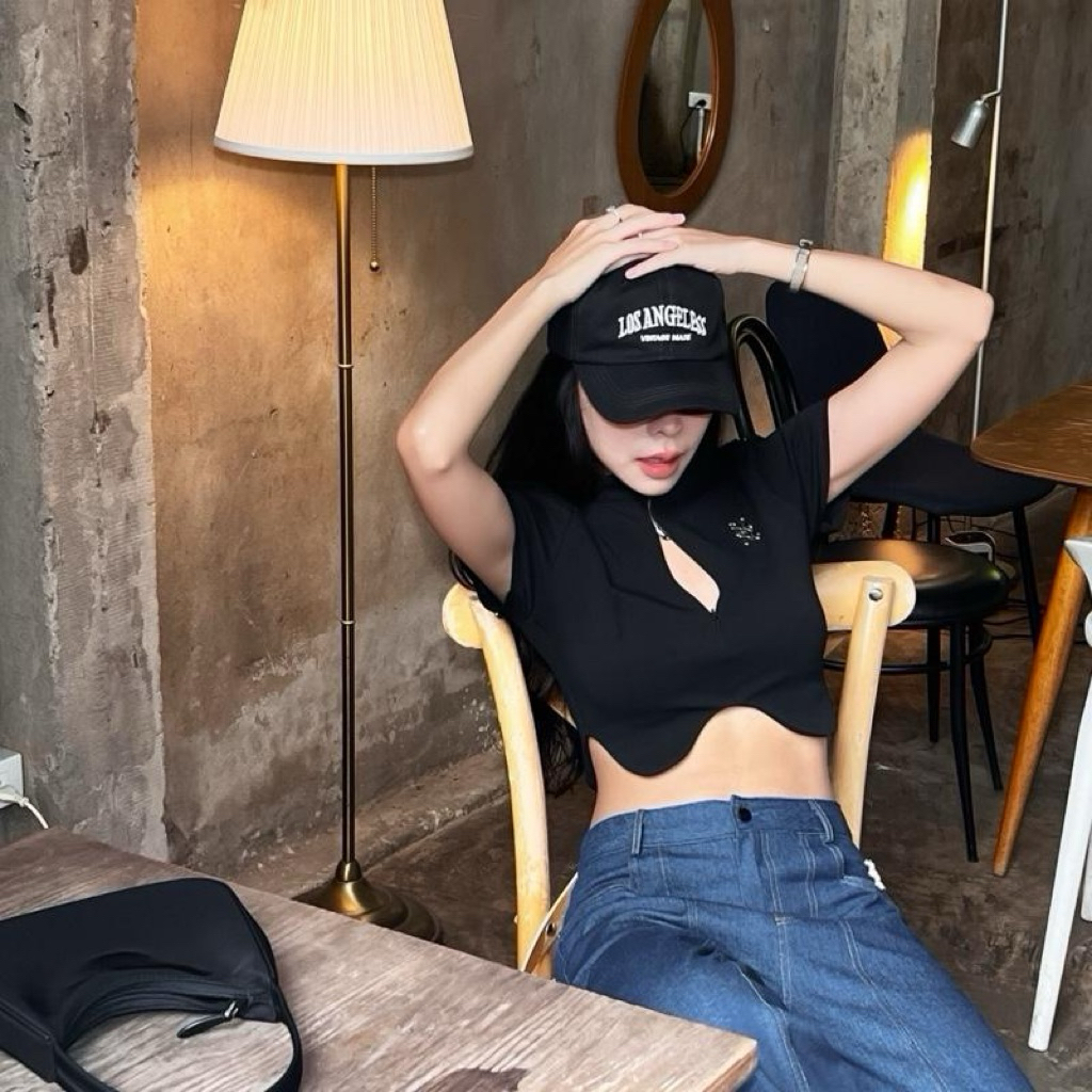 MONTHA Ada top (เสื้อรุ่นเอด้า) เสื้อแขนสั้นดีเทลซิปหน้า ชายเสื้อทรงw เสื้อแฟชั่นผู้หญิง