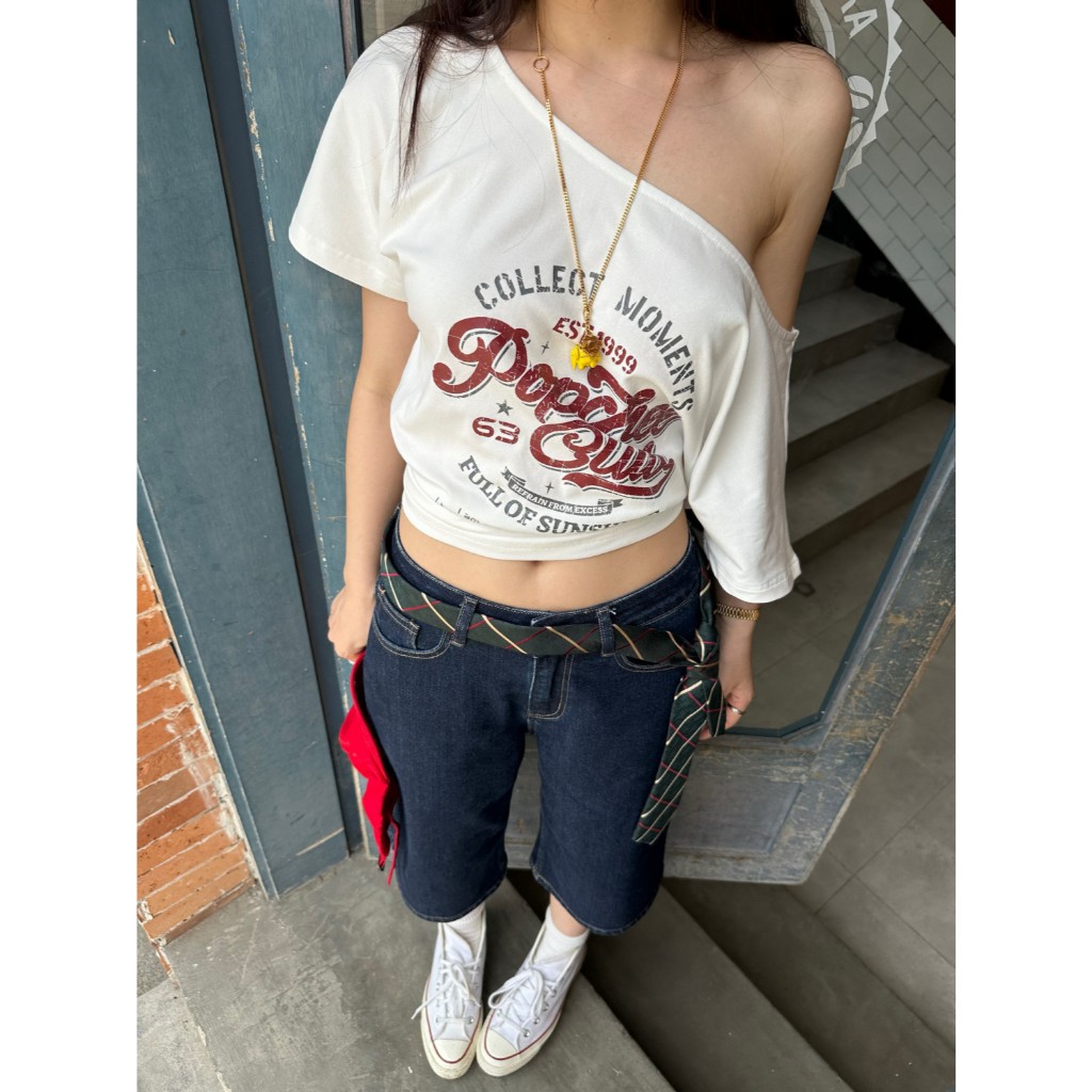 เสื้อปาดไหล่ เสื้อยืดผู้หญิง ทรงหลวม เข้ากับทุกสไตล์ได้ พิมพ์ลาย แฟชั่น เกาหลี เสื้อยืดวินเทจ สกีนลาย มินิมอล คอกว้างXXL - รูปที่ 3