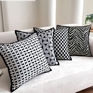 หมอนอิงสไตล์อาร์ตๆ โทนดำตัดขาวกุ๊นขอบสีดำ หมอนอิงตกแต่งคอนโด…