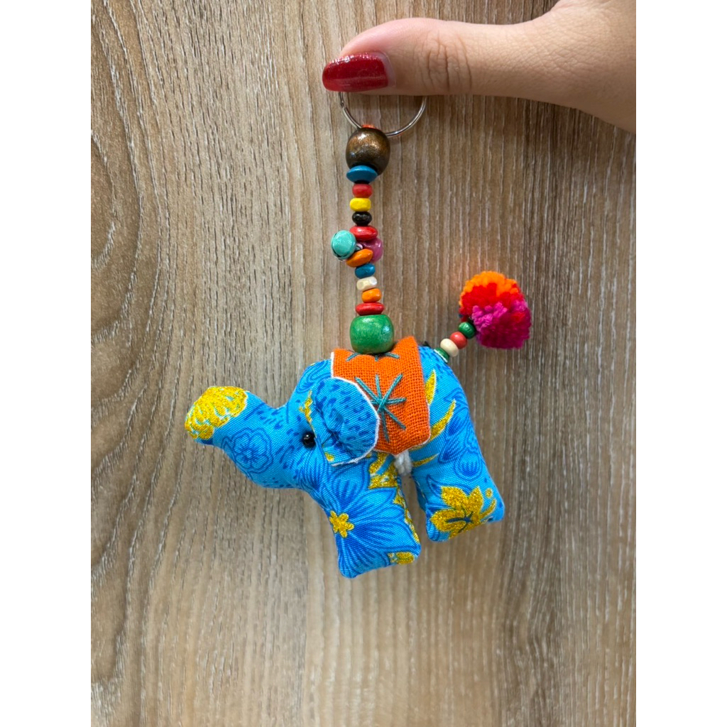 พวงกุญแจช้างผ้าดิ้นทอง/ผ้าลายไทย ร้อยลูกปัด