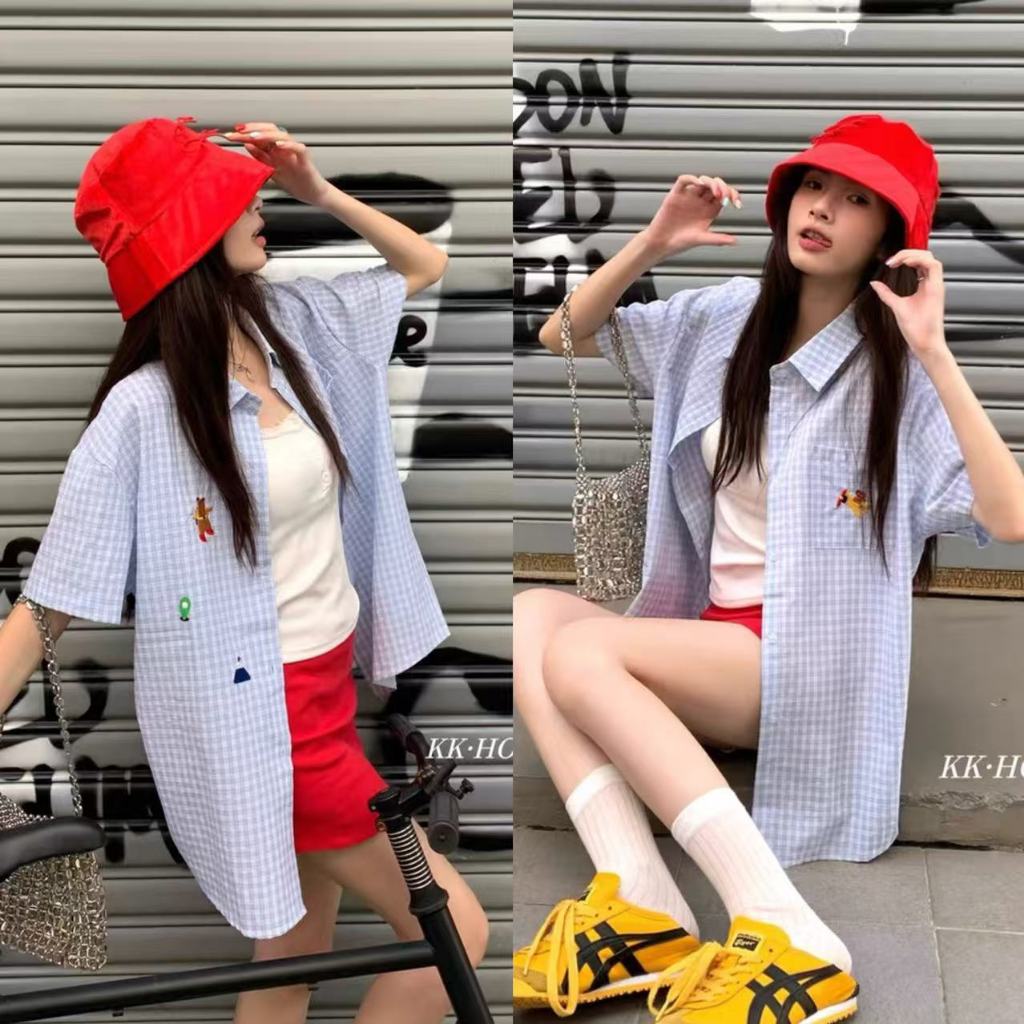 เสื้อเชิ้ตแขนสั้นลายสก๊อตสีฟ้าผู้หญิงฤดูร้อนผอมหวานการ์ตูนปักหลวม ๆ สบาย ๆ ด้านบน Moonlite.th