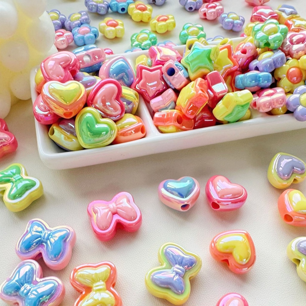 ลูกปัด สีทึบ เคลือบโฮโลแกรม ดาว ผีเสื้อ หัวใจ โบว์ อุปกรณ์งานฝีมือ งาน DIY เหมาะสมสำหรับทำที่หร้อยกระเป๋าโทรศัพ กระเป๋า