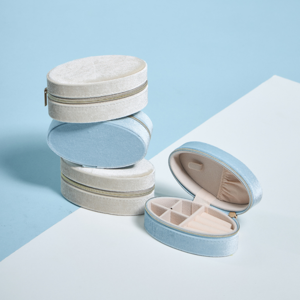 earika.earrings - cameo jewelry box กล่องเครื่องประดับทรงรักบี้ สีฟ้าและสีขาวเบจ