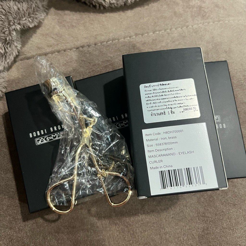 (ของใหม่ แท้ 100% ค่า 🩷) ที่ดัดขนตา Bobbi Brown Pacman สีทองพร้อมกล่อง สวยจึ้ง ✨