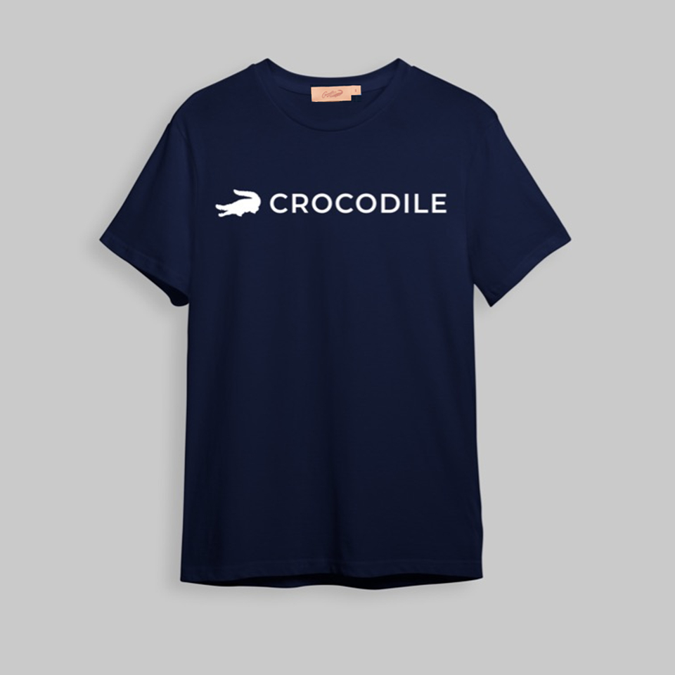 CROCODILE WOMEN TAPERED FIT CREW NECK T-SHIRT WITH GRAPHIC PRINT เสื้อยืดผู้หญิงคอกลมทรงเข้ารูปลายกราฟฟิก