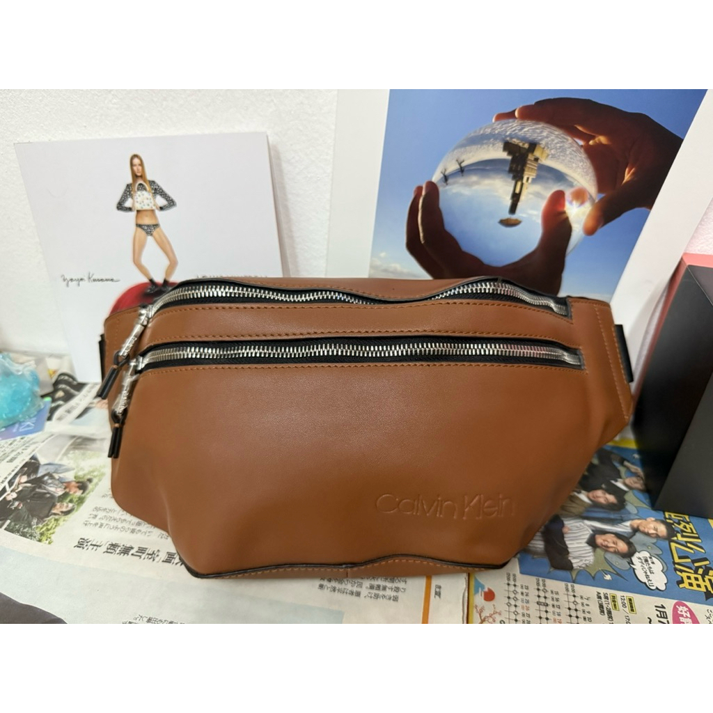 New Calvin Klein กระเป๋าคาดอก คาดเอว มือหนึ่ง ของแท้ 100% สวย ไม่ผ่านการใช้งาน