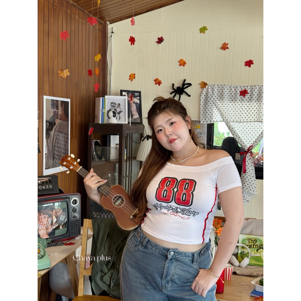 เสื้อครอปแขนสั้นปาดไหล่ งานสกรีนสุดเท่ แต่งแถบ