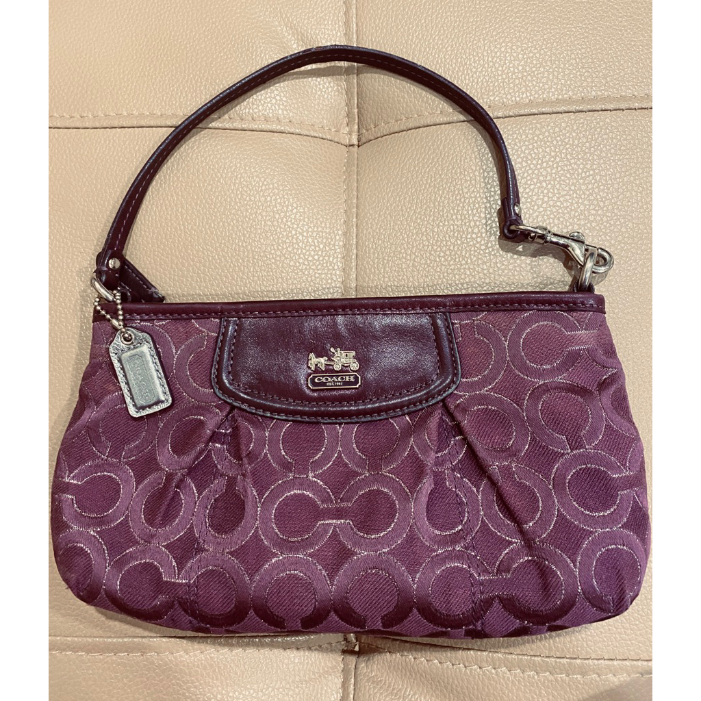 กระเป๋าคล้องมือCoachแท้มือสองสวยๆ