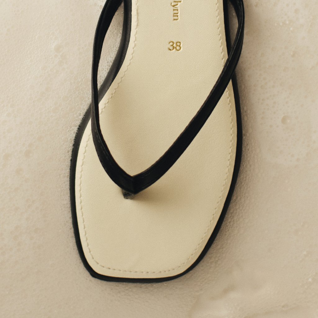 [แนะนำเผื่อ 2 ไซส์ / หน้าเท้ากว้างเผื่อ 3] Flynn - City Sandals  รองเท้าแตะหนัง นุ่ม เบาที่สุดในตลาด