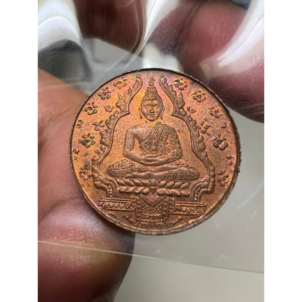 เหรียญพระแก้วมรกตปี2475 เนื้อทองแดง บล๊อคลึก สวยแดง รับประกันแท้ครับ เลียมกรอบพร้อมใช้ พระดี ปีลึก เ