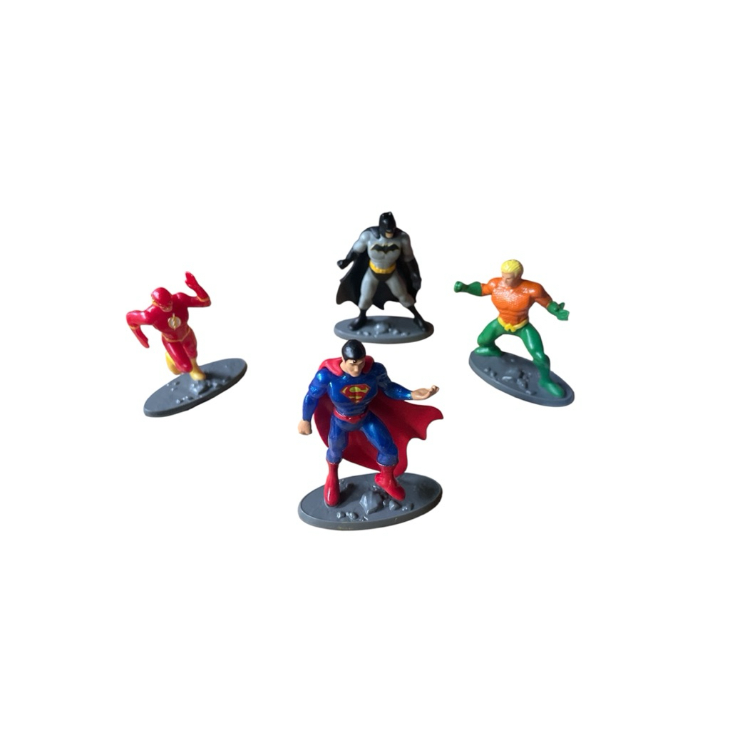 *มือสองตัวละครจาก DC Comics ซึ่งเป็นส่วนหนึ่งของชุด Mattel DC Mini Figures GGJ13