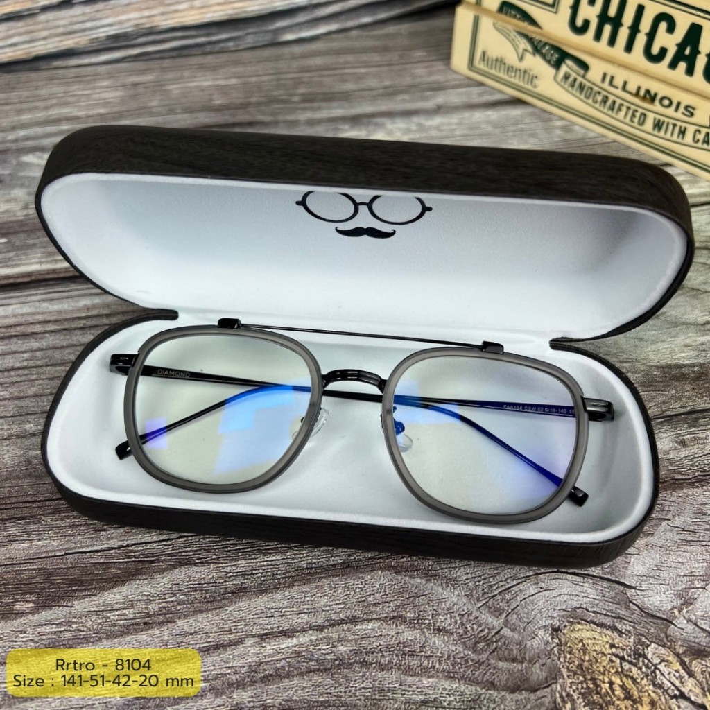 แว่นตากรองแสงเลนส์พรีเมี่ยมบลูบล็อกออโต้ กรองแสงหน้าจอคอม มือถือ เลนส์ป้องกันรังสีสีฟ้า กันแดดUV400  (รหัส 8104)