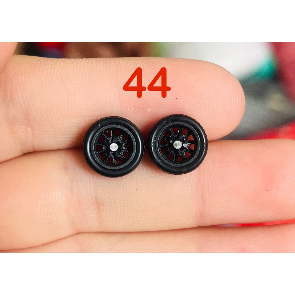 ล้อรถของเล่นวัสดุABS ล้อโมเดลรถสเกลขนาด1:64 ยางหนา5.4มม. เส้นผ่าศูนย์กลาง10.5มม. ความยาวก้าน 31.1มม.