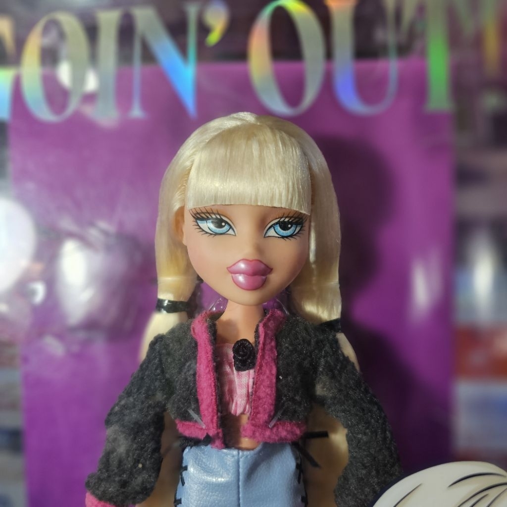 พร้อมส่งในไทย ส่งฟรี  Bratz Goin’ Out! Cloe Fashion Doll with Accessories