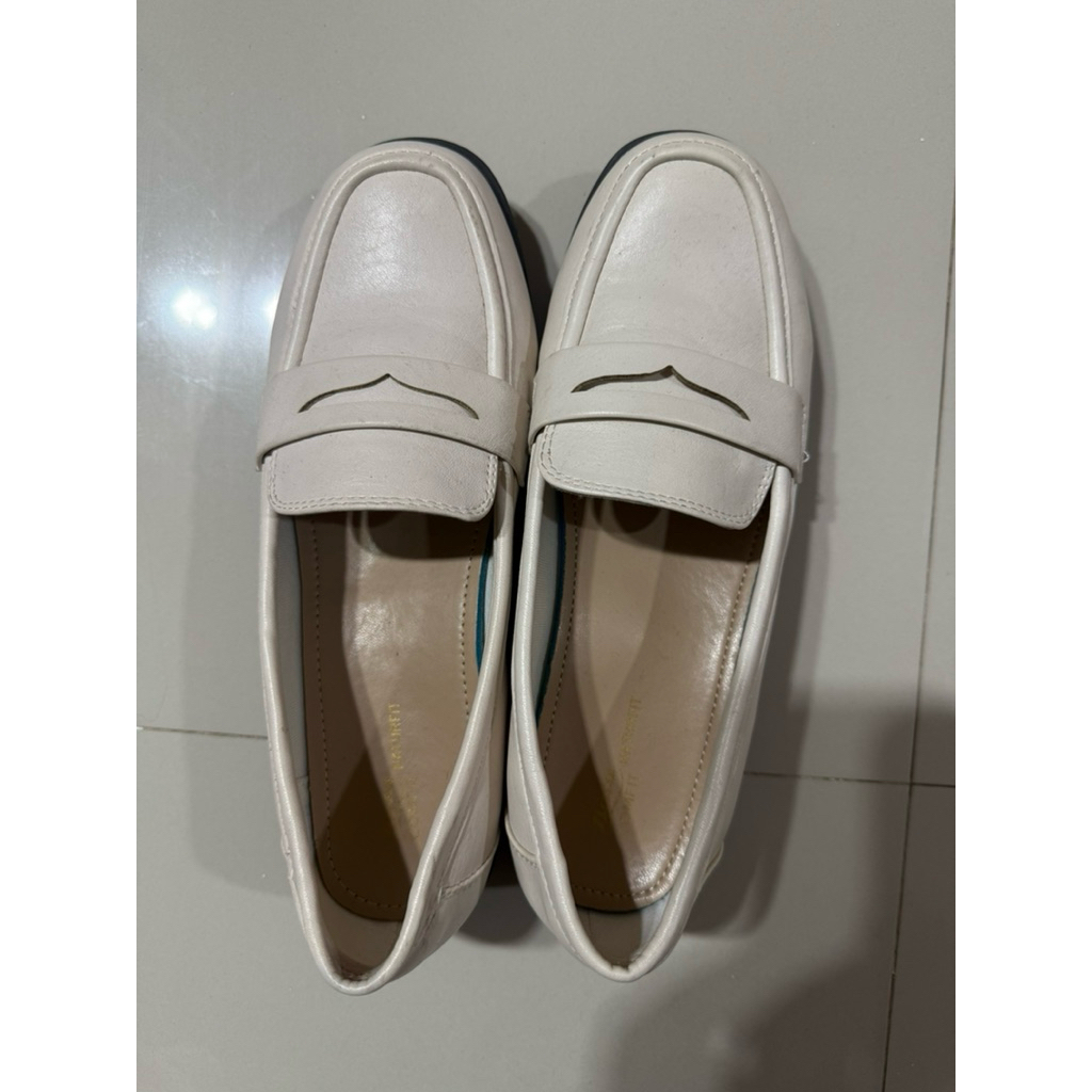 รองเท้า Bata แท้ จากช็อป ใส่ 1 ครั้ง ขนาด UK เบอร์ 6   หรือ ไซส์ 39 ซื้อมาในราคา 999 บาท