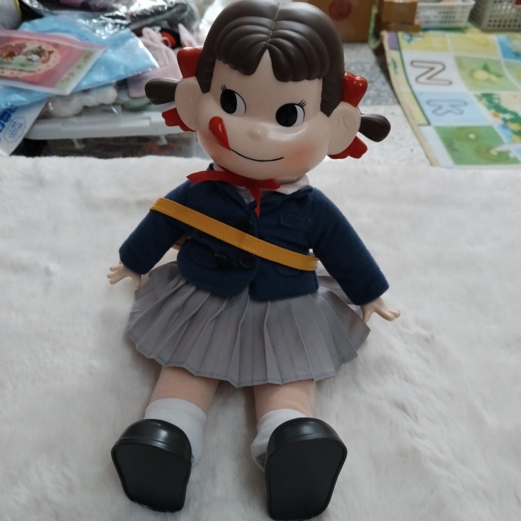 ตุ๊กตา Peko-chan ใส่ชุดนักเรียน